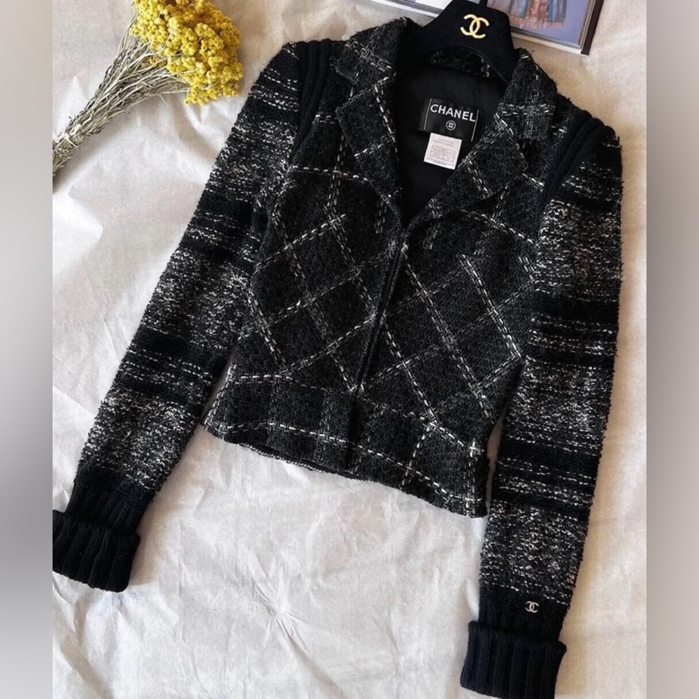 CHANEL 06A BLACK TWEED CC LOGO ZIP FRONT BLAZER JACKET
FR40 US6-US8